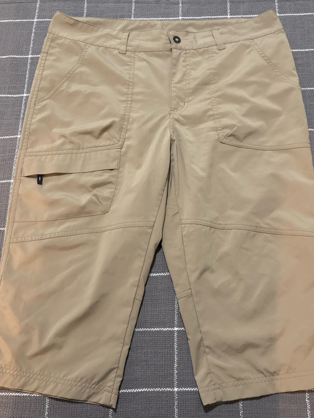 Columbia Men's Khaki Cargo Shorts with Zip Pocket
